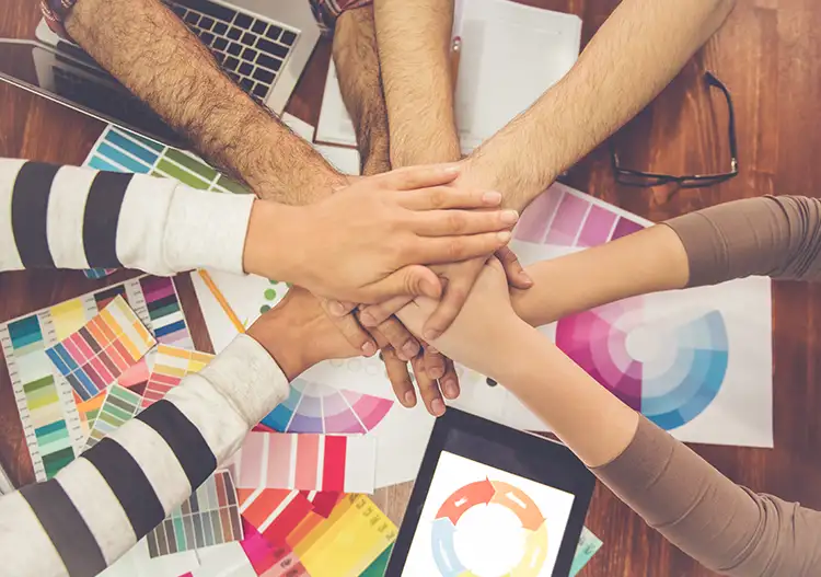 رسالتنا نقدم حلولًا متكاملة تجمع بين التسويق، التصميم، تطوير المواقع والتطبيقات، التصوير، والمحتوى المرئي. هدفنا هو بناء هوية قوية لعلامتك التجارية، وزيادة تفاعل جمهورك، وتحقيق نتائج ملموسة ومستدامة.